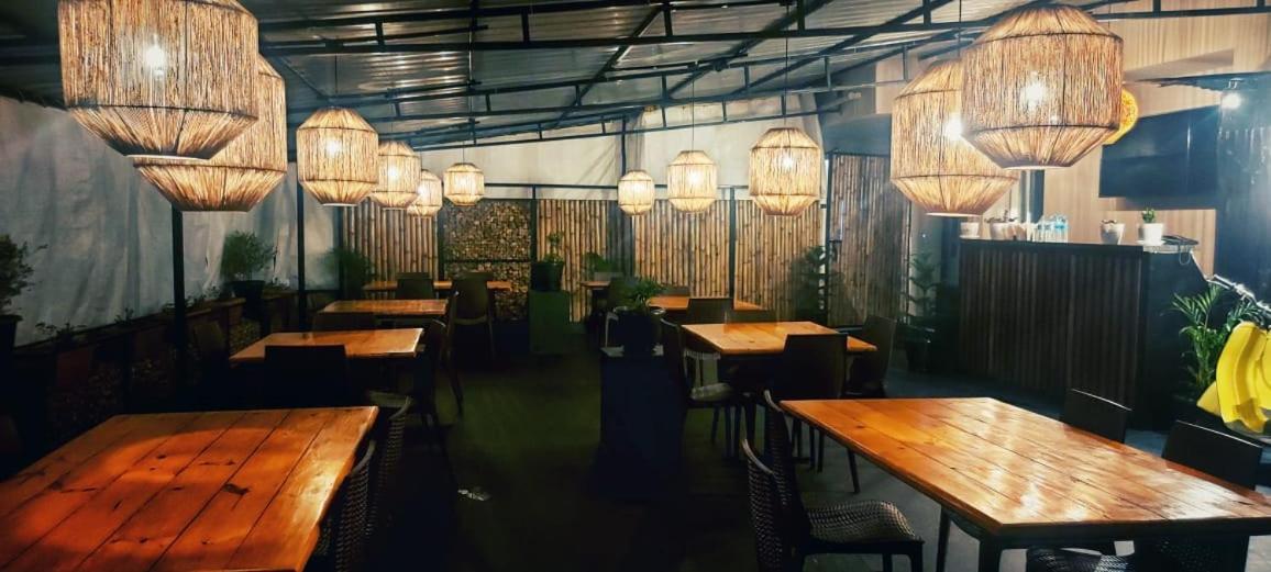 Hotel Travellers Inn Шиллонг Екстер'єр фото