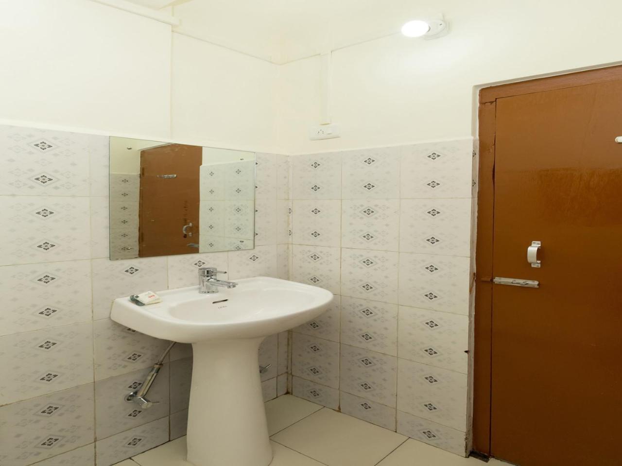 Hotel Travellers Inn Шиллонг Екстер'єр фото